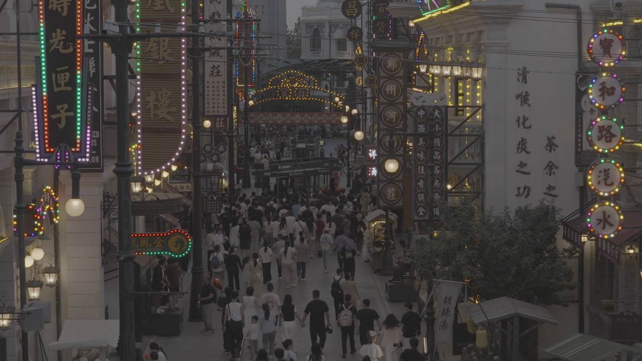 繁华夜市人潮涌