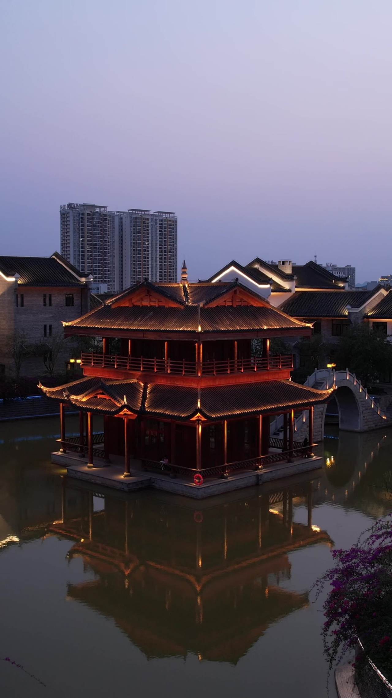 古楼夜色映水光