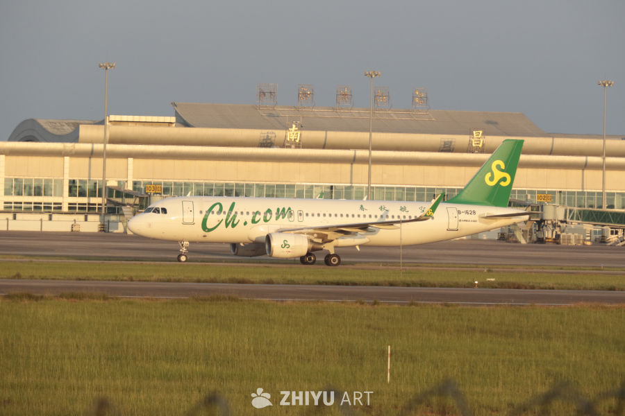春秋航空飞机在机场准备起飞