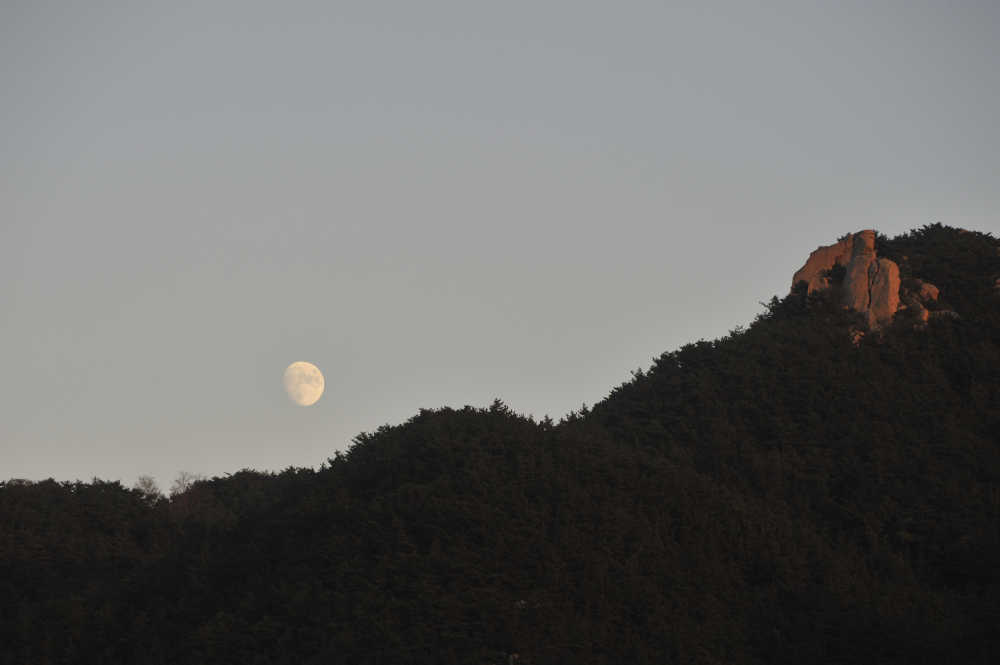 月上东山