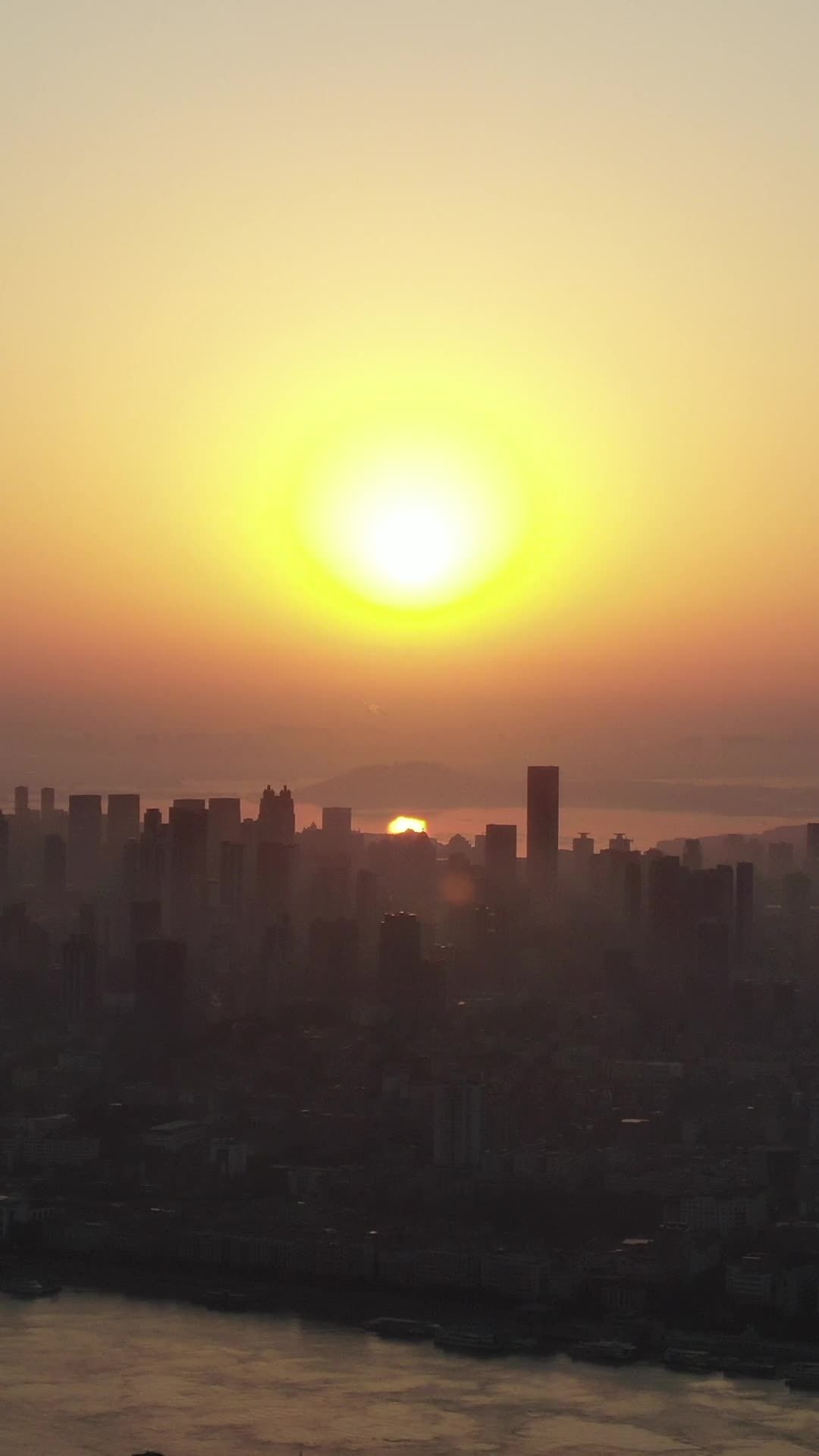 晨曦中的城市剪影