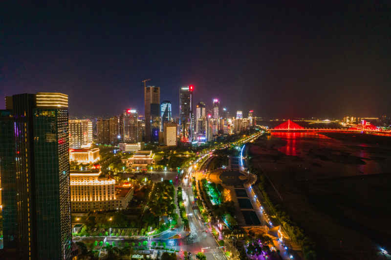 南昌赣江中大道秋水广场