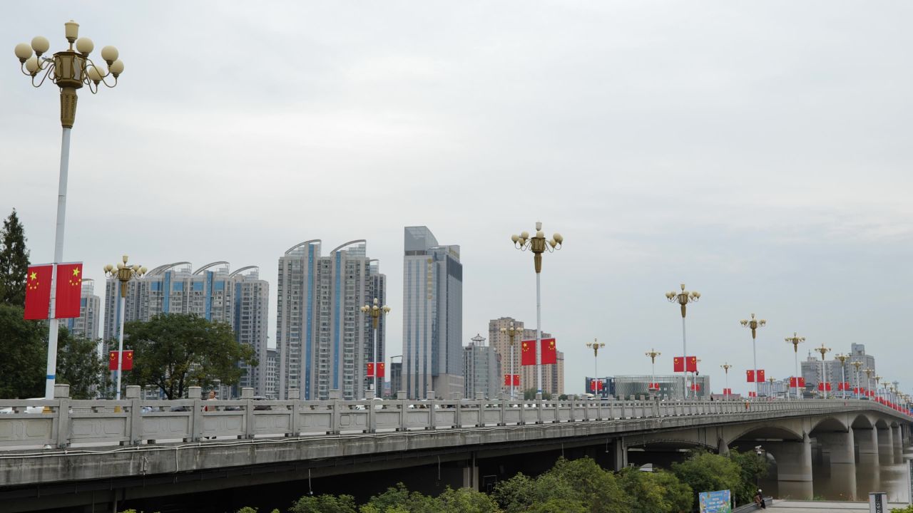 城市五星红旗迎风飘扬