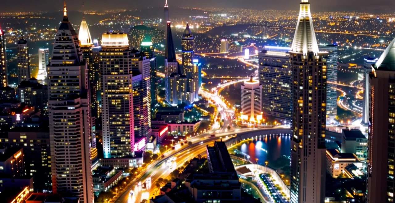 城市夜景：璀璨灯光、高楼林立、车流如织、光影交错