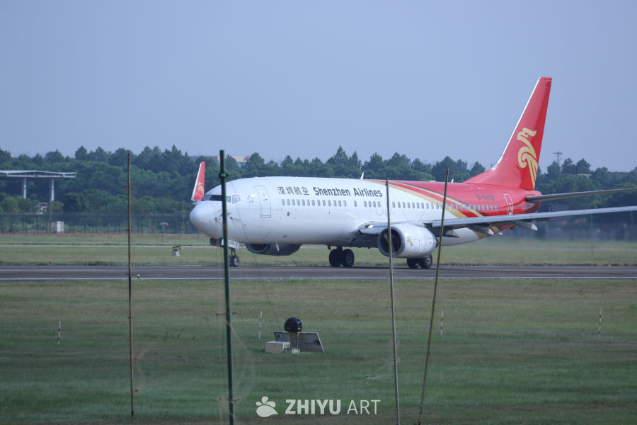 深圳航空飞机准备起飞
