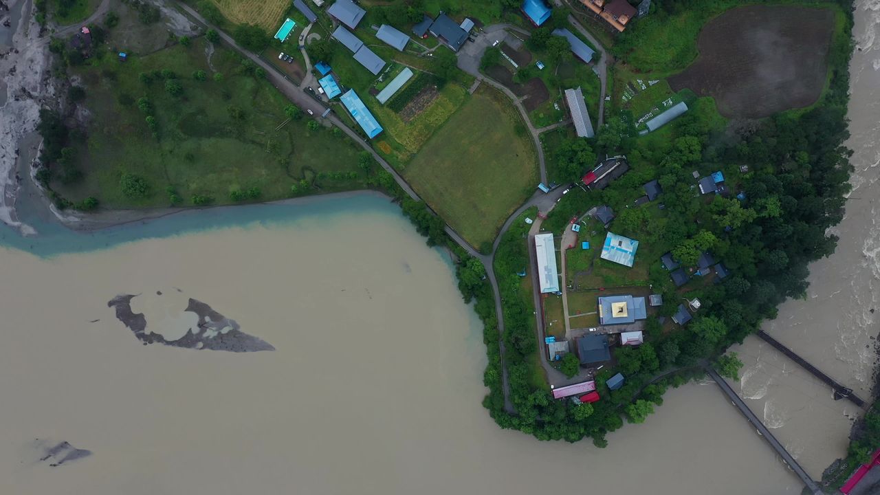 航拍雨雾天的波密岗云杉林风景