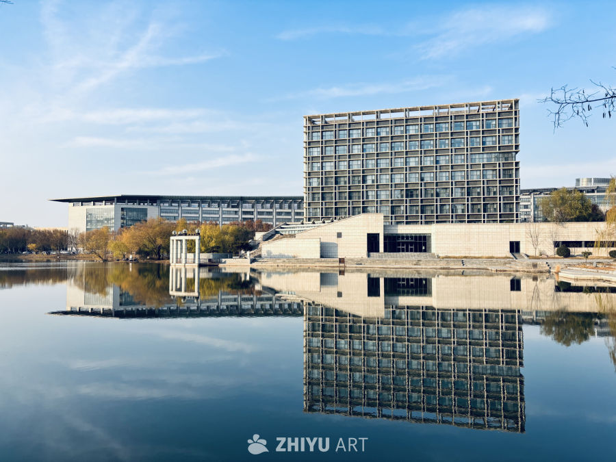 湖畔现代建筑倒影