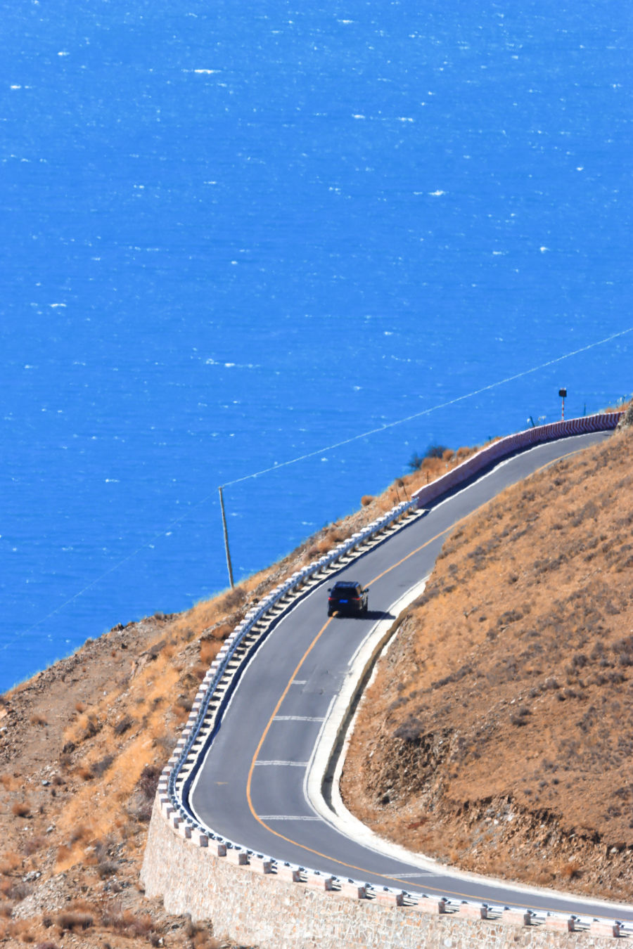 海畔山道车行图