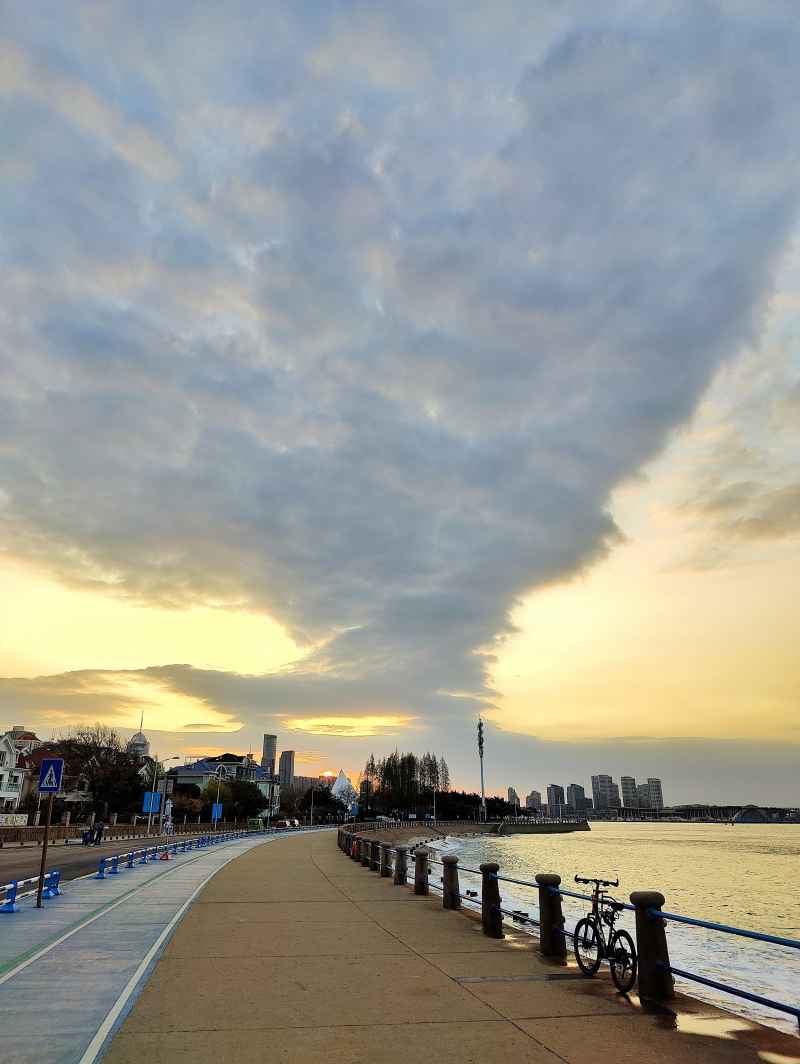 青岛海滨的云