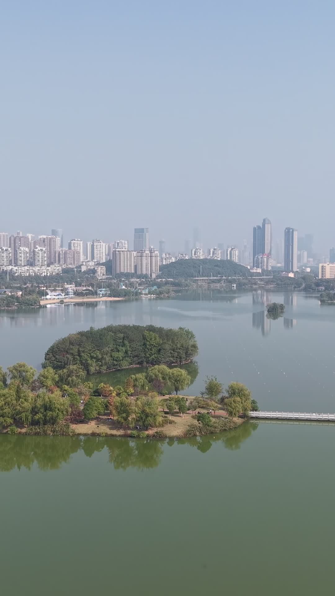 湖畔城市的静谧时光