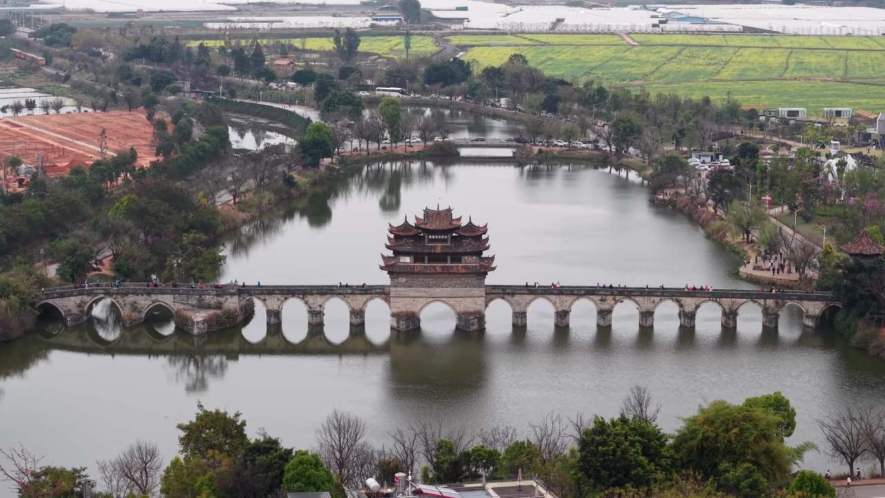 古桥湖畔的宁静之美
