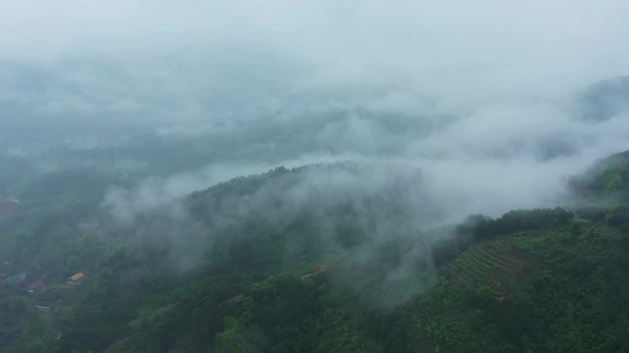 航拍山间云雾缥缈