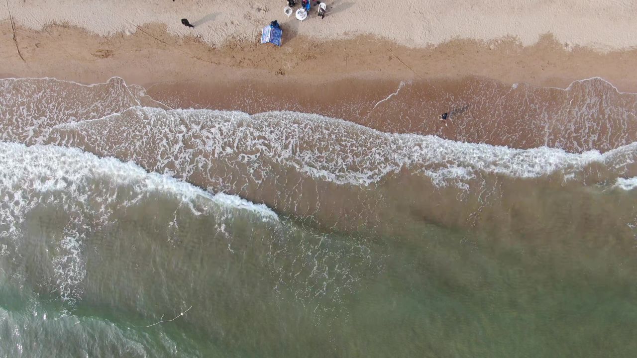  大海海浪沙滩游船航拍