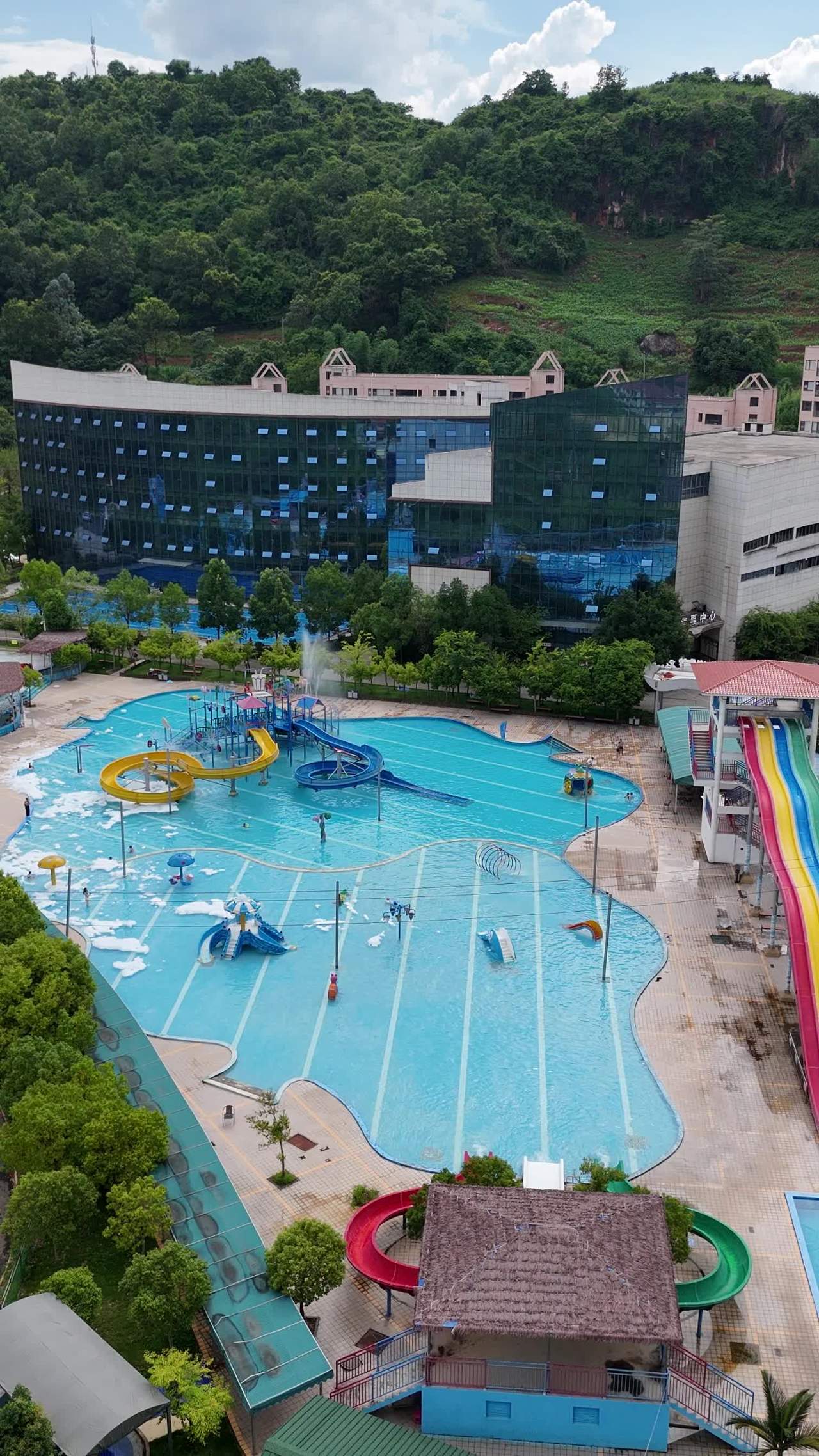 夏日清凉：水上乐园全景