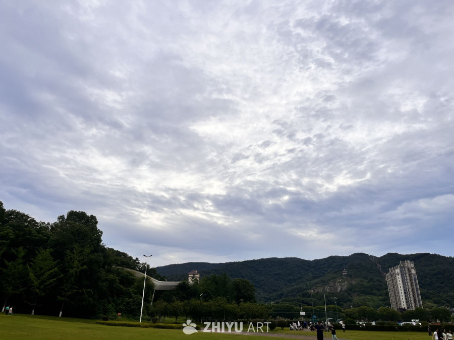 山间绿意与蓝天白云