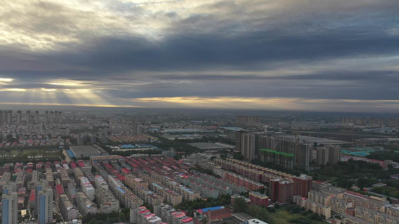 晨光中的城市