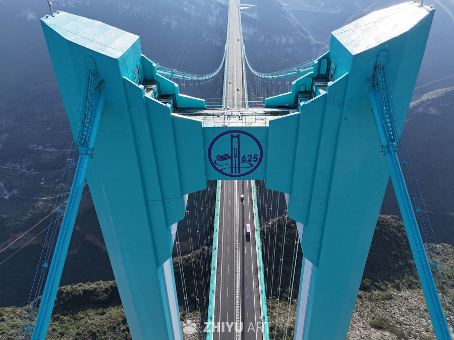 蓝色悬索桥：高空中的工程奇迹