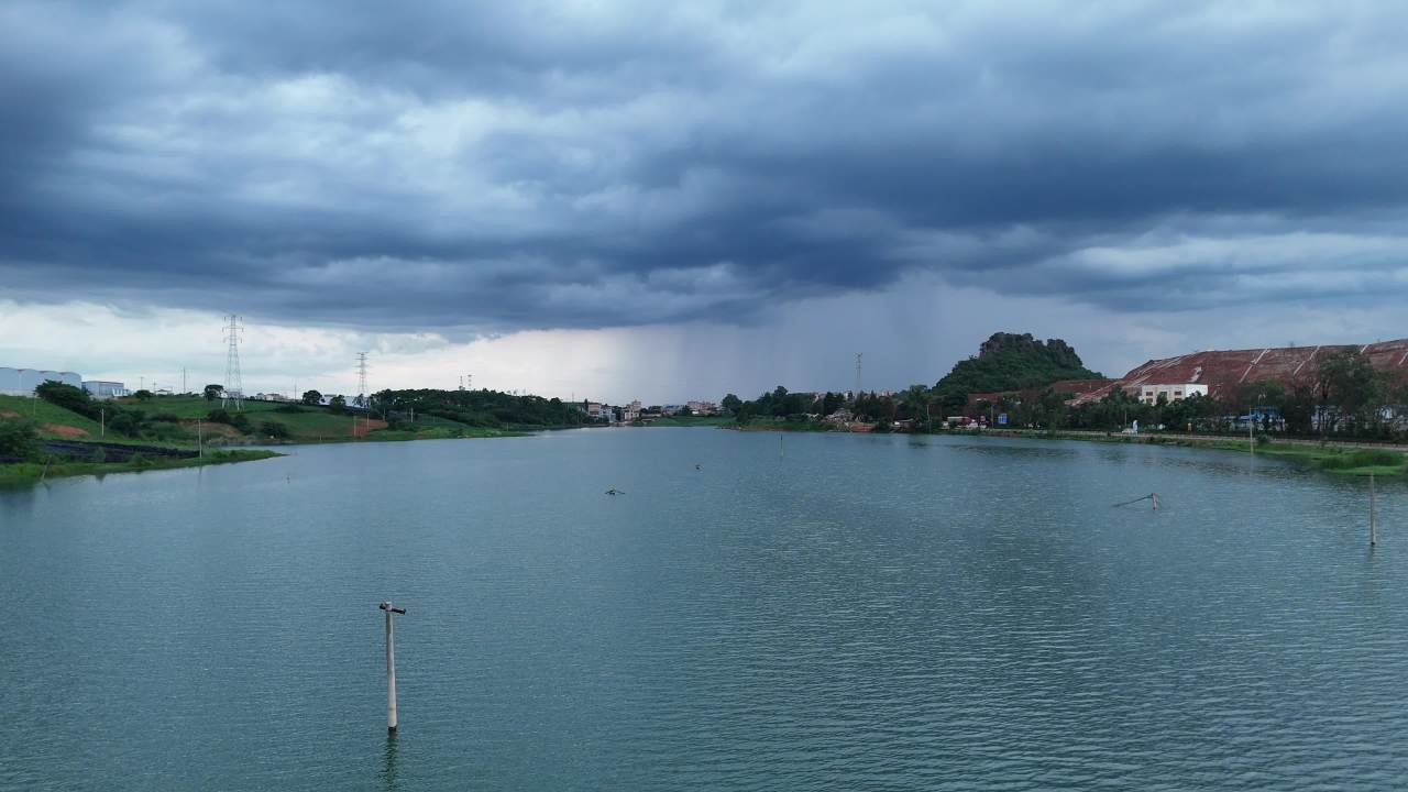 湖畔雨景