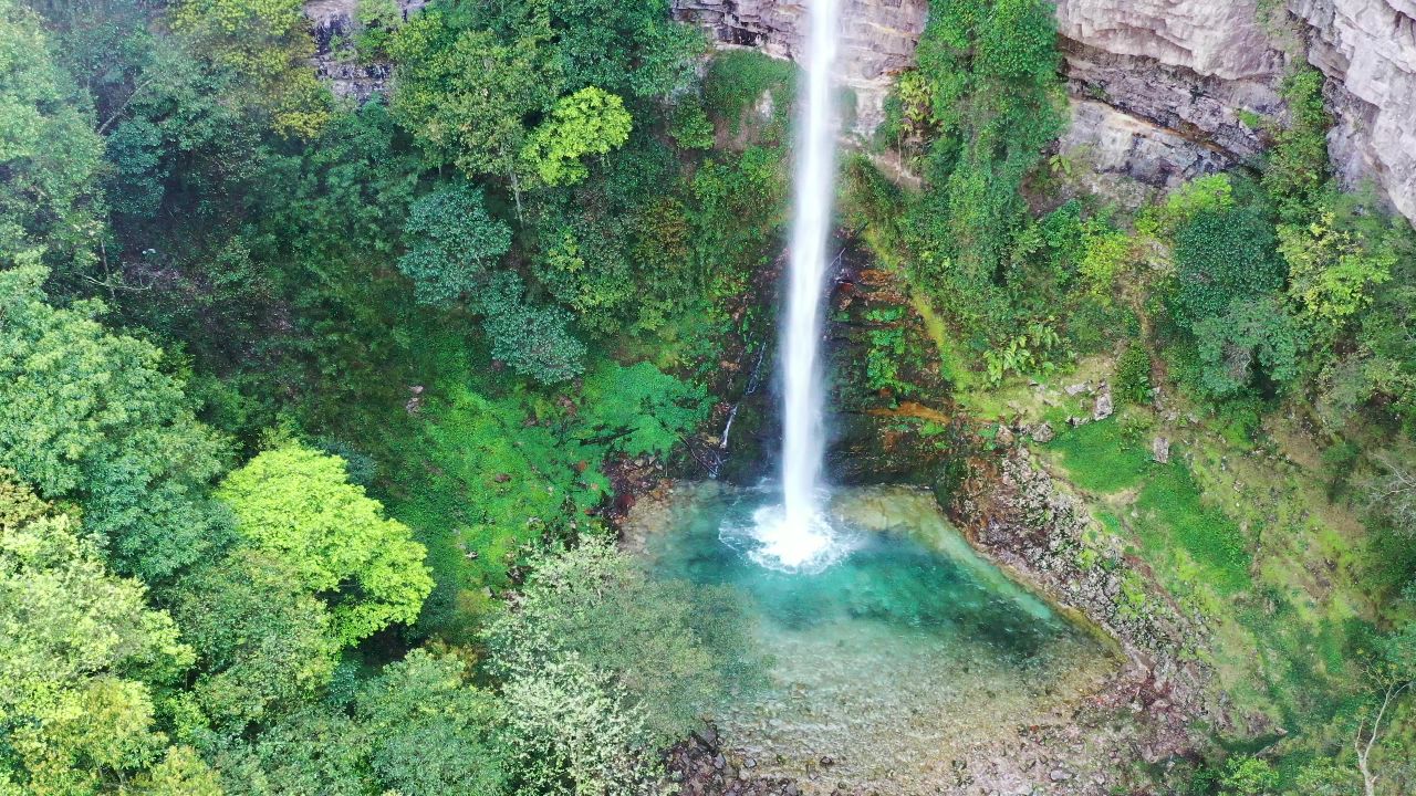 4k航拍高山流水自然瀑布森林