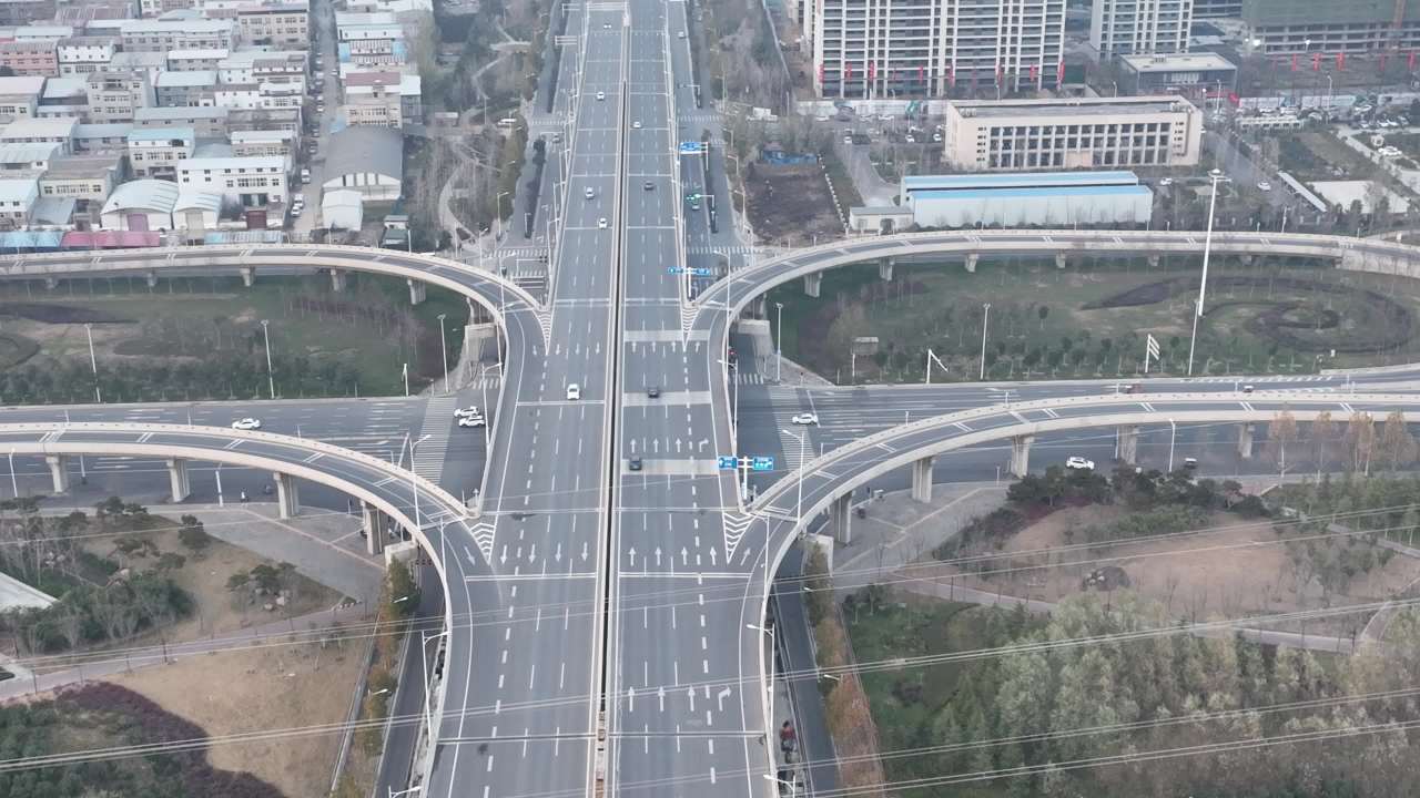 繁忙都市的高架桥交差点