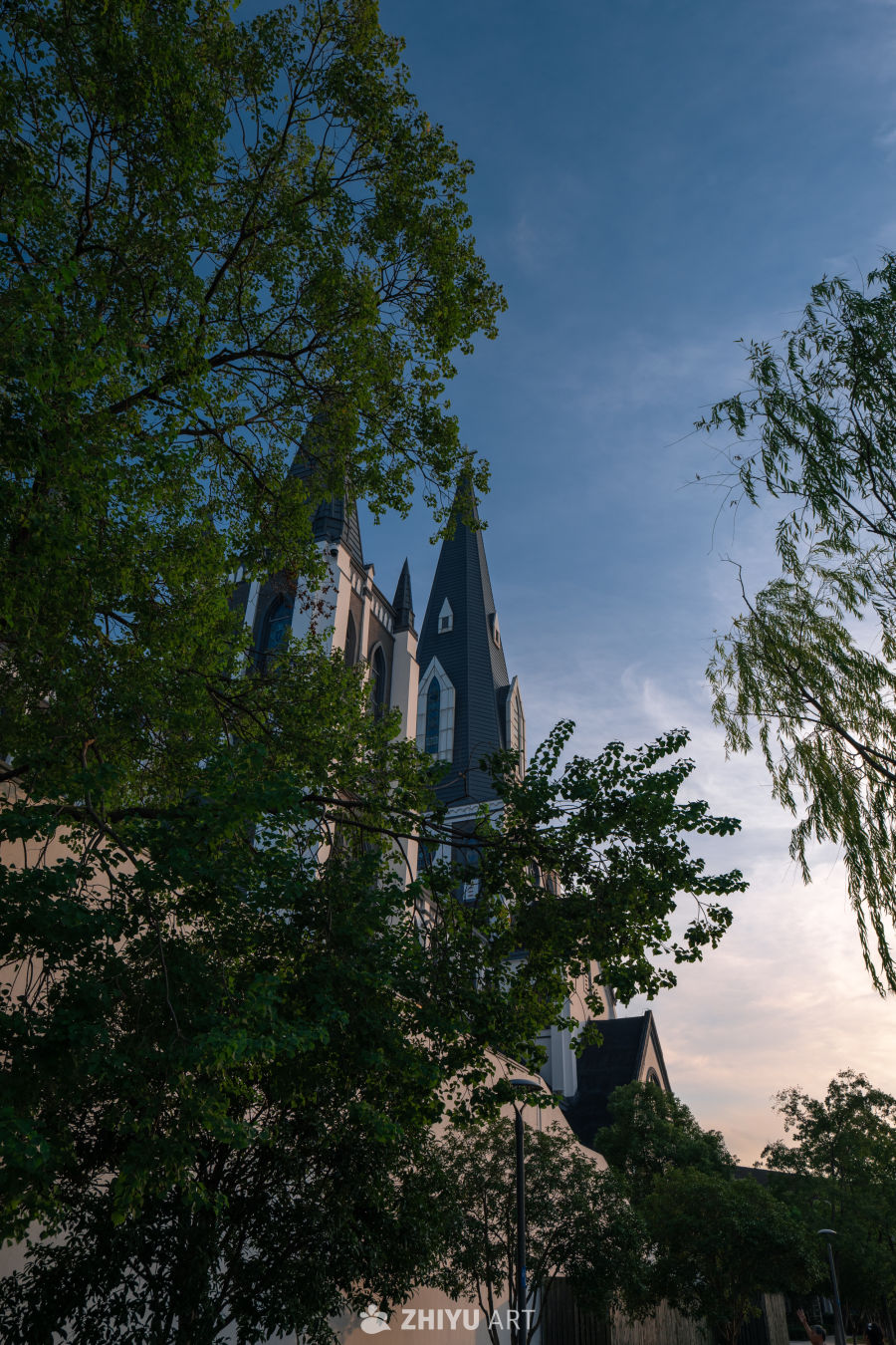 黄昏中的教堂与绿树