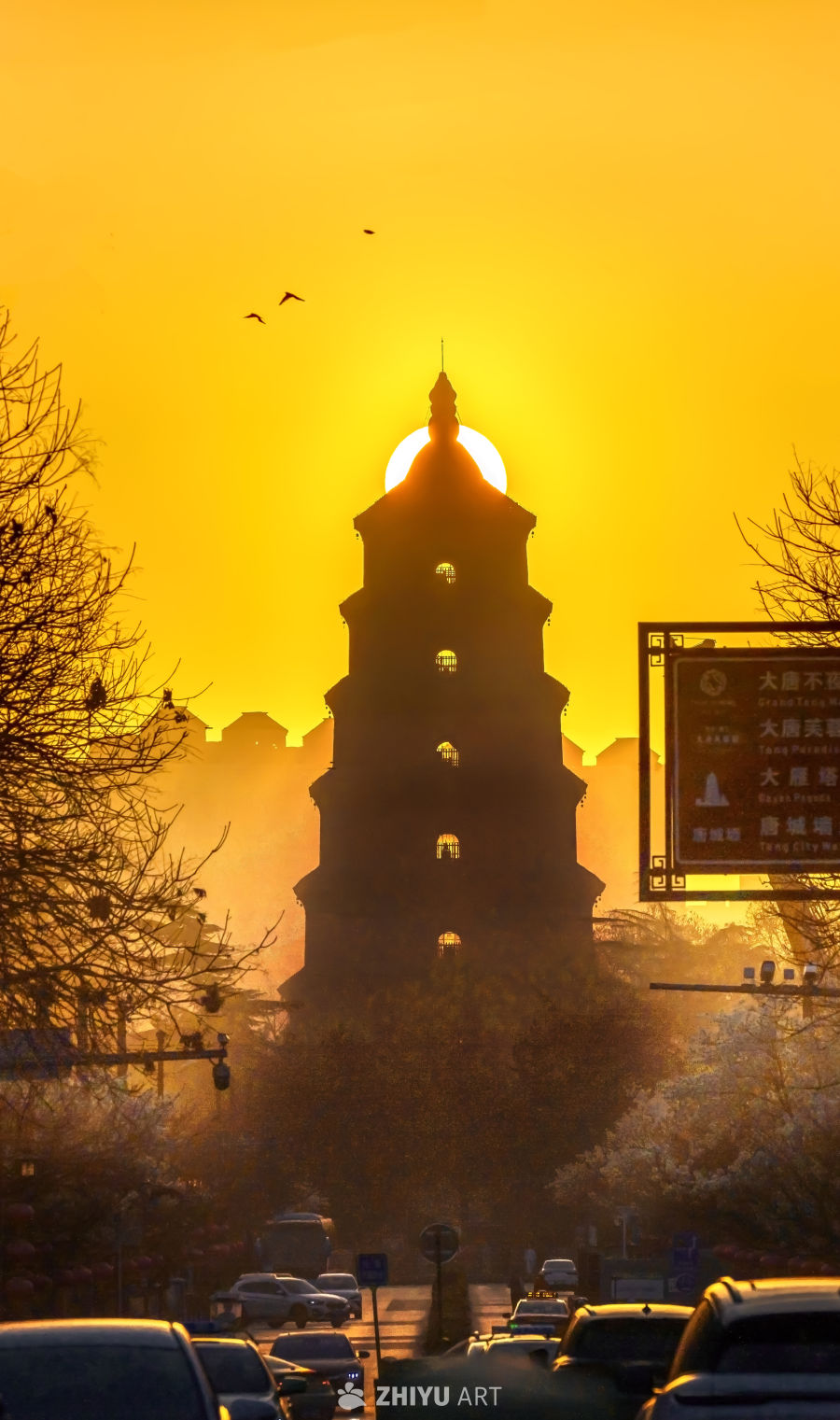 夕阳下的古塔剪影