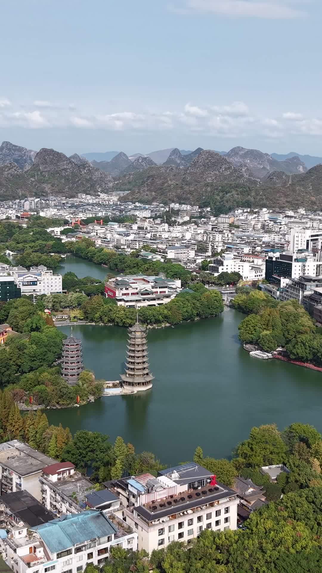 山水环绕的城市风光
