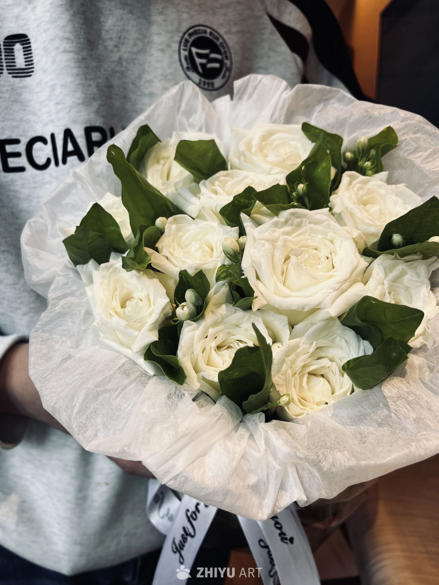 洁白的玫瑰花束