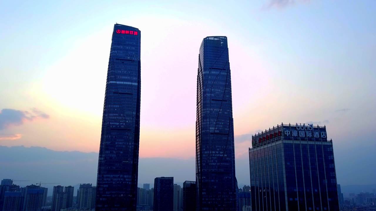 日落下的摩天大楼