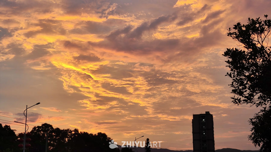 秋日路边的火烧云