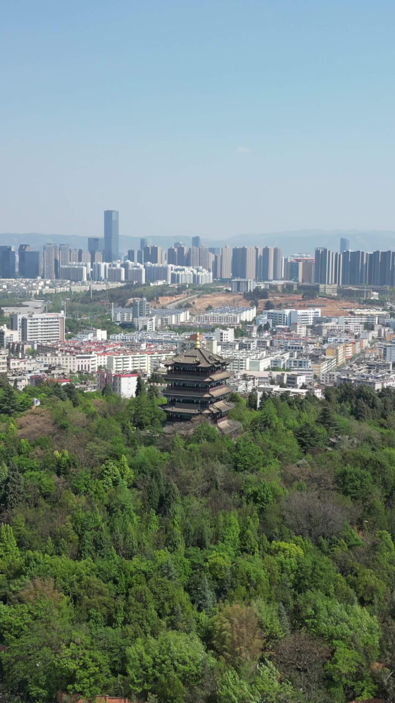 城市与古塔的和谐共存