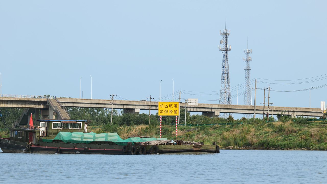 4K货船驶过河流