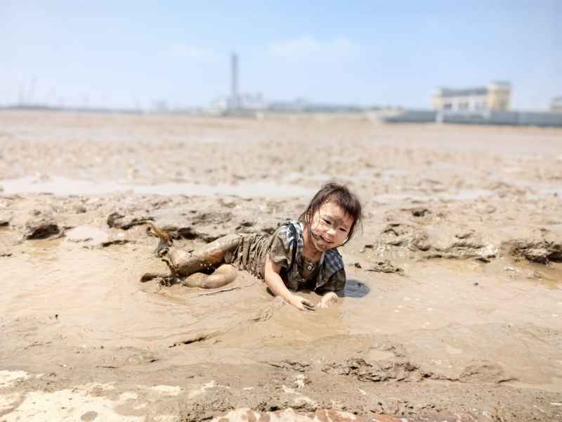 泥滩玩泥巴