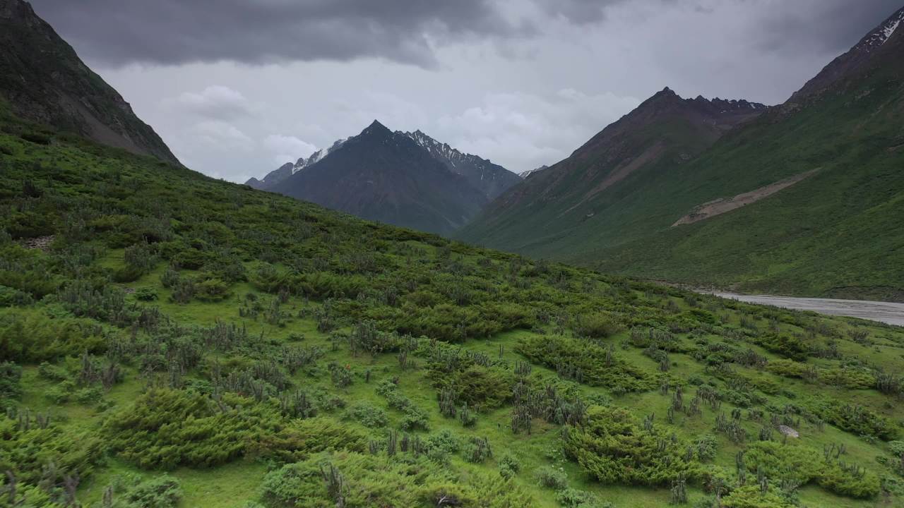 山谷中的河流