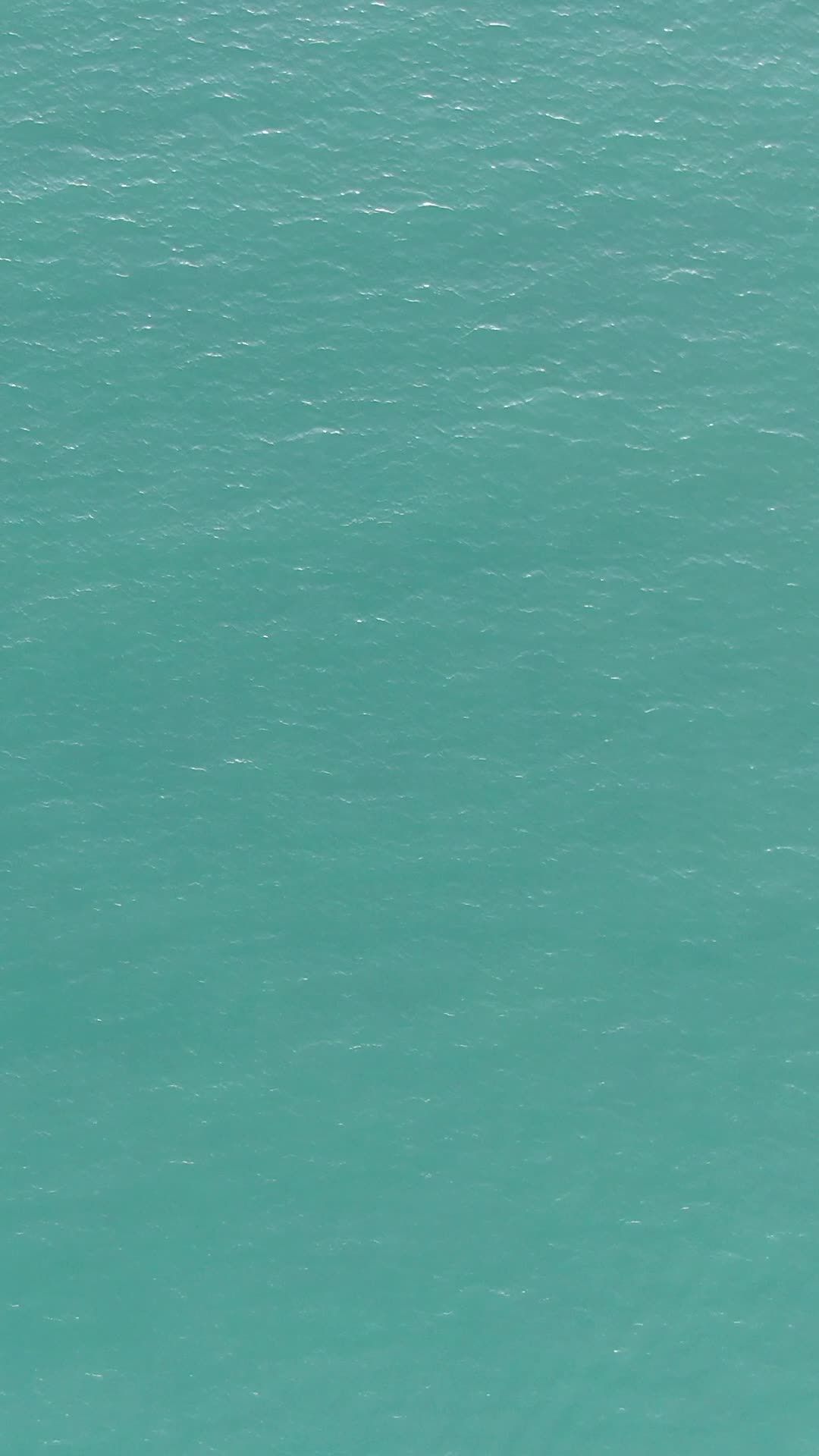 静谧的蓝色水面