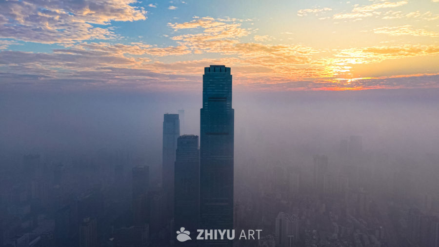 晨雾中的城市剪影
