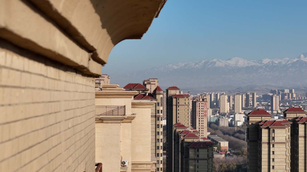 城市与雪山