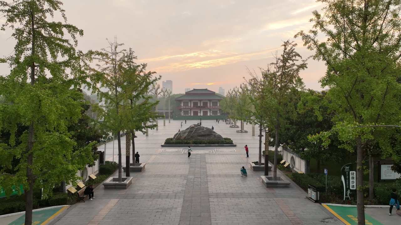 晨曦中的广场与城市