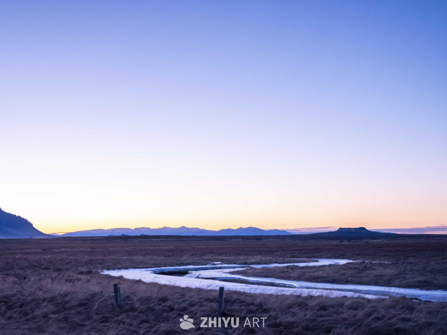 冰封河流的黄昏静谧