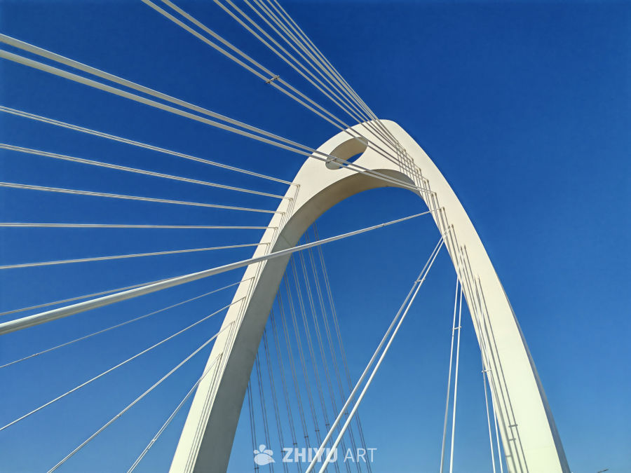 蓝天下的拱桥缆索
