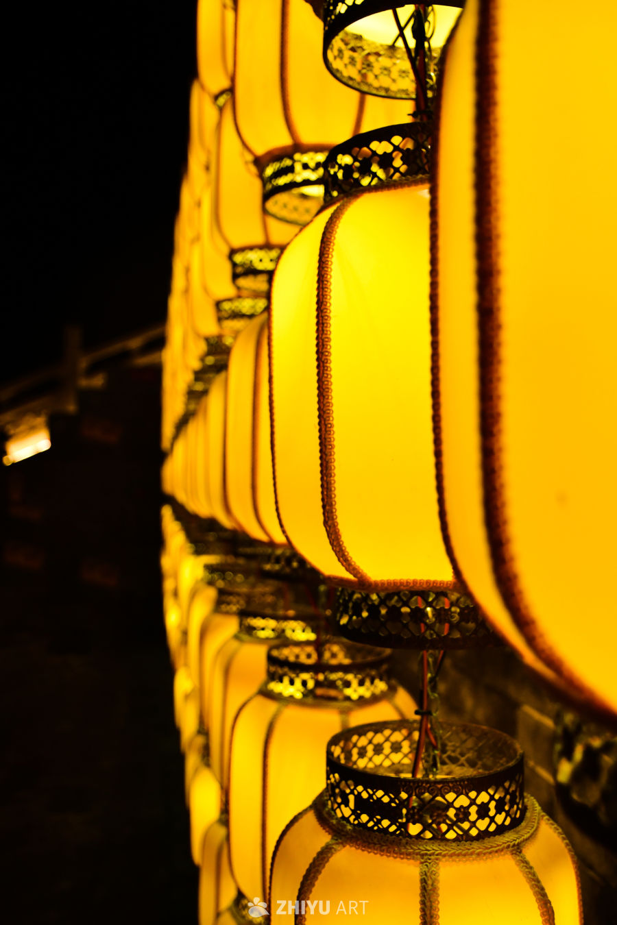 夜色中的灯笼长廊