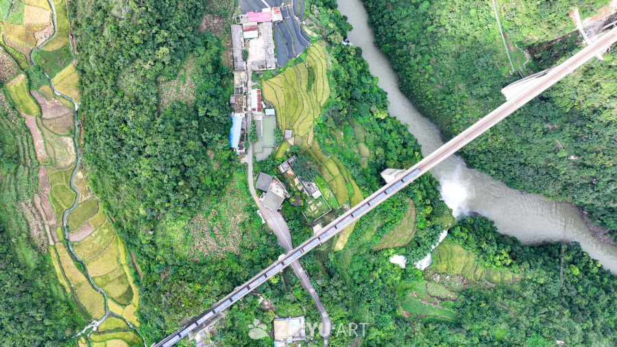 航拍铁路火车桥梁 峡谷瀑布 1