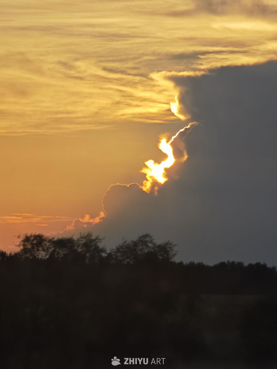 金色黄昏的云影