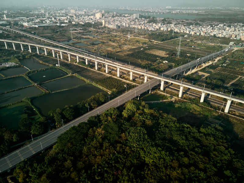 航拍道路交叉与村庄