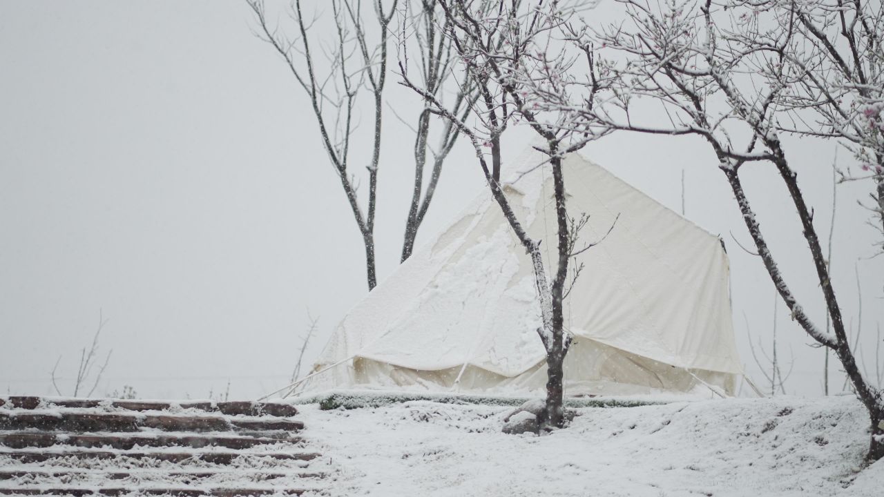 露营营地 下雪掠影