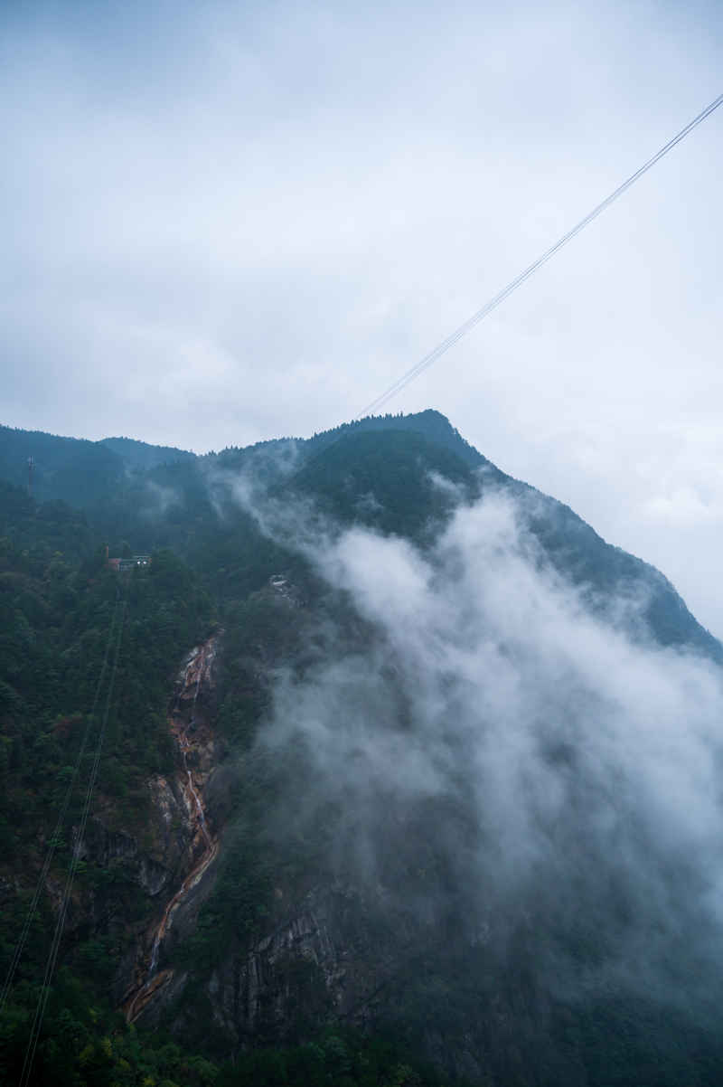 薄雾笼罩下的山峰