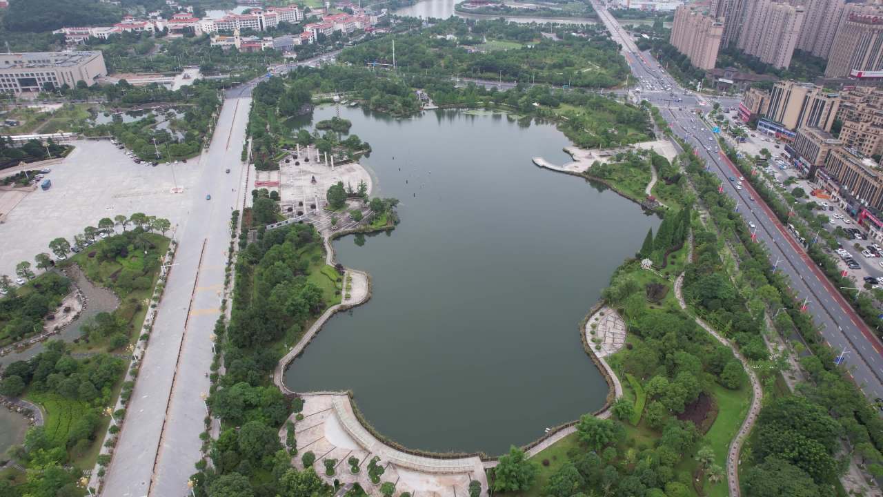城市绿肺：湖畔公园全景