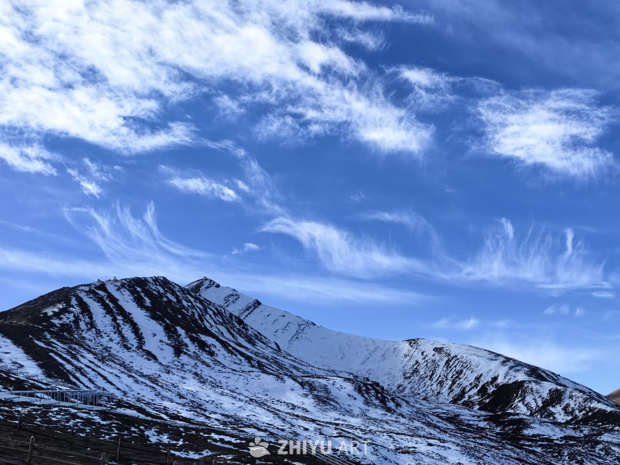 雪山下的蓝天