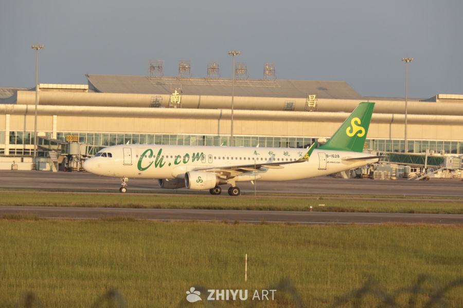 春秋航空A320在南昌机场