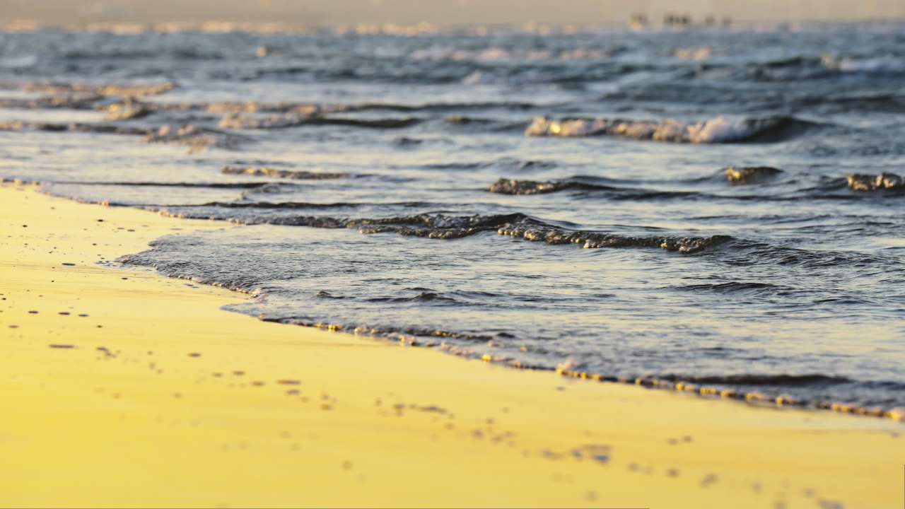 海滩日落海浪轻拍